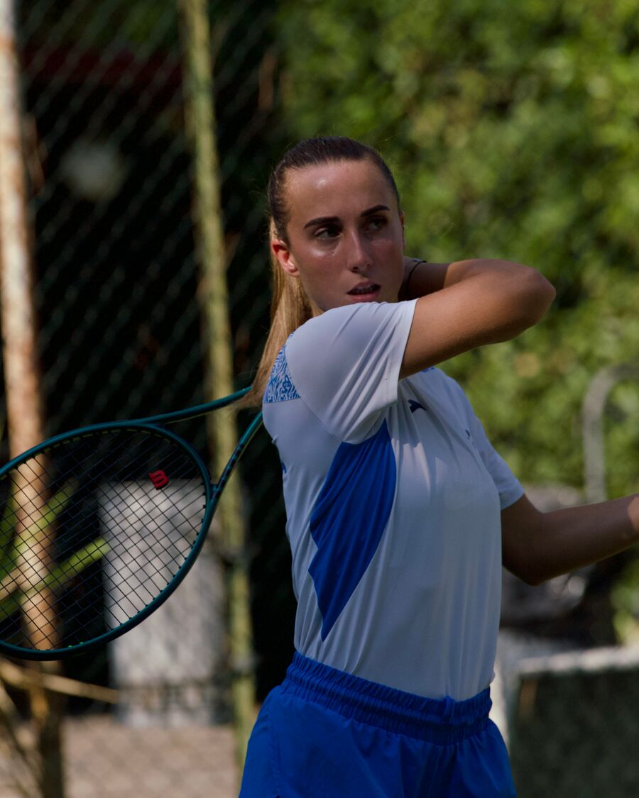Arianna nel finale del dritto, lo sguardo dietro la spalla